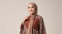 10 Model Baju Batik Terbaru yang Cocok untuk Wanita Berhijab, Sedang Tren di 2025