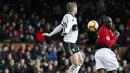 Striker Manchester United, Romelu Lukaku, duel udara dengan bek Fulham, Maxime Le Marchand, pada laga Premier League di Stadion Craven Cottage, London, Sabtu (9/2). Fulham kalah 0-3 dari MU. (AFP/Ian Kington)