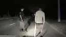 Polisi Jupiter, Florida melakukan tes mabuk terhadap pegolf Tiger Woods dengan berjalan mengikuti garis lurus di jalan, 29 Mei 2017. Tiger Woods harus berurusan dengan pihak kepolisian karena menyetir dalam keadaan mabuk (Jupiter Police Department/via AP)