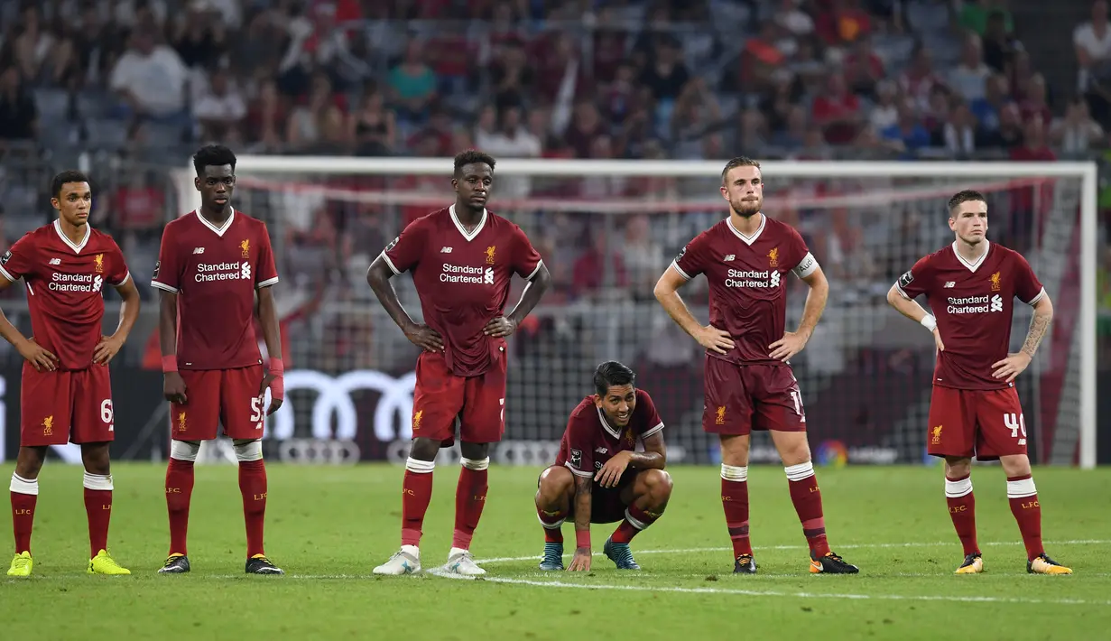 Para pemain Liverpool terlihat sedih usai timnya gagal juara pada final Audy Cup di Munchen, (2/8). Atletico menang 5-4 atas Liverpool lewat adu penalti setelah bermain imbang 1-1. (AFP Photo/Christof Stache)
