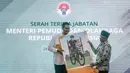 <p>Menteri Pemuda dan Olahraga baru, Dito Ariotedjo (kiri) memberikan kenang-kenangan Plt Menpora 2023, Muhadjir Effendy saat acara Serah Terima Jabatan (Sertijab) Menpora 2023 di Auditorium Wisma Kemenpora, Senayan, Jakarta Pusat, Selasa (04/04/2023).&nbsp;Ario Bimo Nandito Ariotedjo resmi dilantik sebagai Menpora sisa jabatan 2019-2024 menggantikan Zainudin Amali yang mengundurkan diri karena terpilih sebagai Wakil Ketua Umum PSSI. (Bola.com/Bagaskara Lazuardi)</p>
