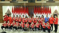 Tim bulu tangkis putra Indonesia untuk Thomas Cup 2024 dan tim bulu tangkis putri Indonesia untuk Uber Cup 2024 foto bersama saat acara penyambutan di Gedung VVIP Terminal 3 Bandara Soekarno Hatta, Tangerang, Banten, Senin (06/05/2024). (Bola.com/M Iqbal Ichsan)