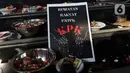Poster yang dibawa pegiat Antikorupsi yang menamakan diri Rakyat Indonesia Peruwat KPK saat melakukan aksi teatrikal "Ruwatan" di Lobby Gedung Anti-Corruption Learning Center (ACLC) KPK, Jakarta, Jumat (28/5/2021). Ruwatan ini sebagai simbol pengusiran energi jahat. (Liputan6.comHelmi Fithriansyah)