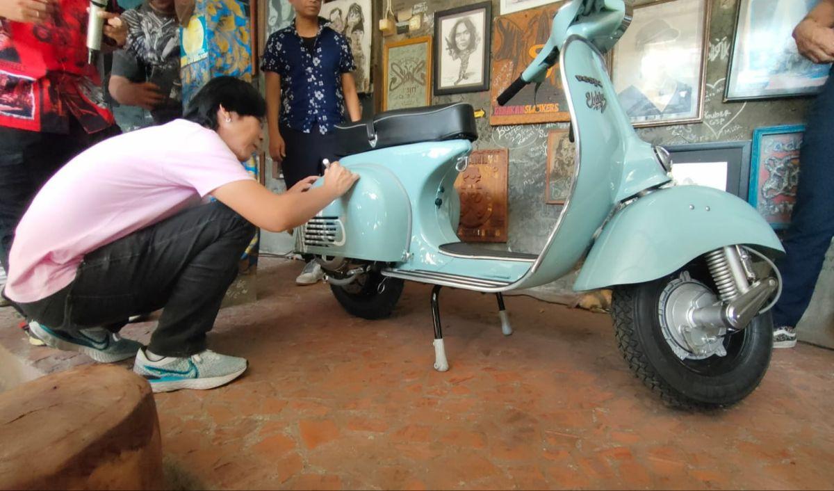 Konkretnya, Elders dan Slank ada memasarkan 4.040 unit motor dan skuter klasik, hasil konversi langsung oleh&nbsp; Elders Elettrico dan para mitranya di seluruh Indonesia.<br>