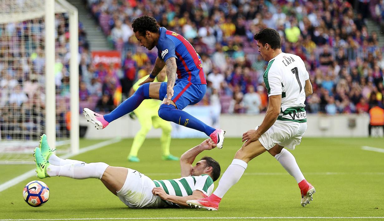 Striker Barcelona, Neymar,  berusaha melewati pemain Eibar, Anaitz Arbilla dan Ander Capa pada laga pekan terakhir La Liga di Camp Nou, Minggu (21/5/2017). Barcelona menang 4-2. (EPA/Alenjandro Garcia)