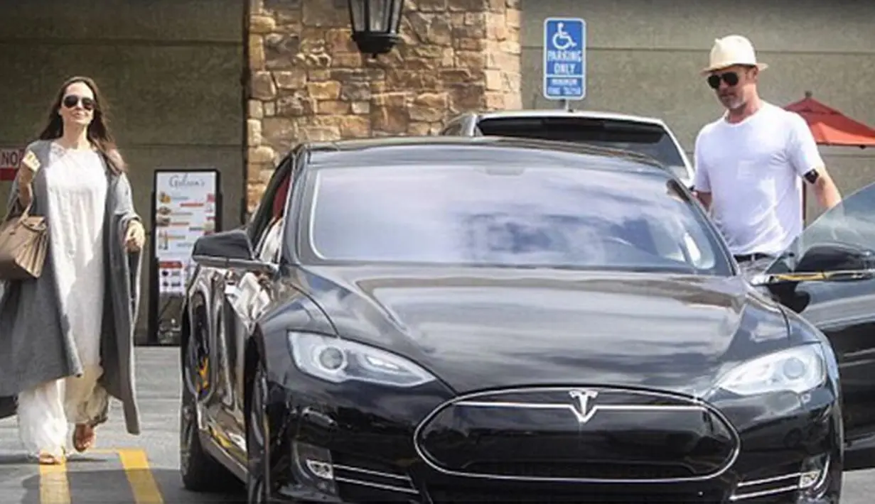 Seperti yang dikatakan sumber lain, bahwa enam orang anak, pindahan, dan banyak pekerjaan membuat Jolie tampak pusing. Saat ini ia pun sedang berada di tempat yang tak seharusnya dan tengah menyelesaikan segalanya. (Instagram/brangelinaofficial)