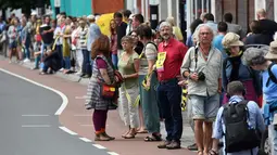 Sejumlah demonstran bersiap ambil bagian membentuk rantai manusia untuk menuntut penutupan reaktor nuklir di Aachen, Jerman barat, 25 Juni 2017. Aksi rantai manusia ini melintasi wilayah tiga negara, Jerman, Belgia dan Belanda. (Henning Kaiser/dpa via AP)