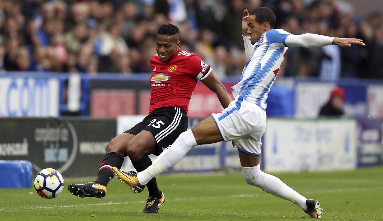 Bek Manchester United, Antonio Valencia, menendang bola saat melawan Huddersfield Town pada laga Premier League di Stadion The John Smith's, Sabtu (21/10/2017). Huddersfield Town menang 2-1 atas Manchester United. (AP/Nigel French)