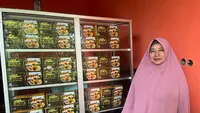 Neneng Nurhayati Jamilah (46), Pemilik Usaha Bolen Jonggol (Supriatin/Liputan6.com)