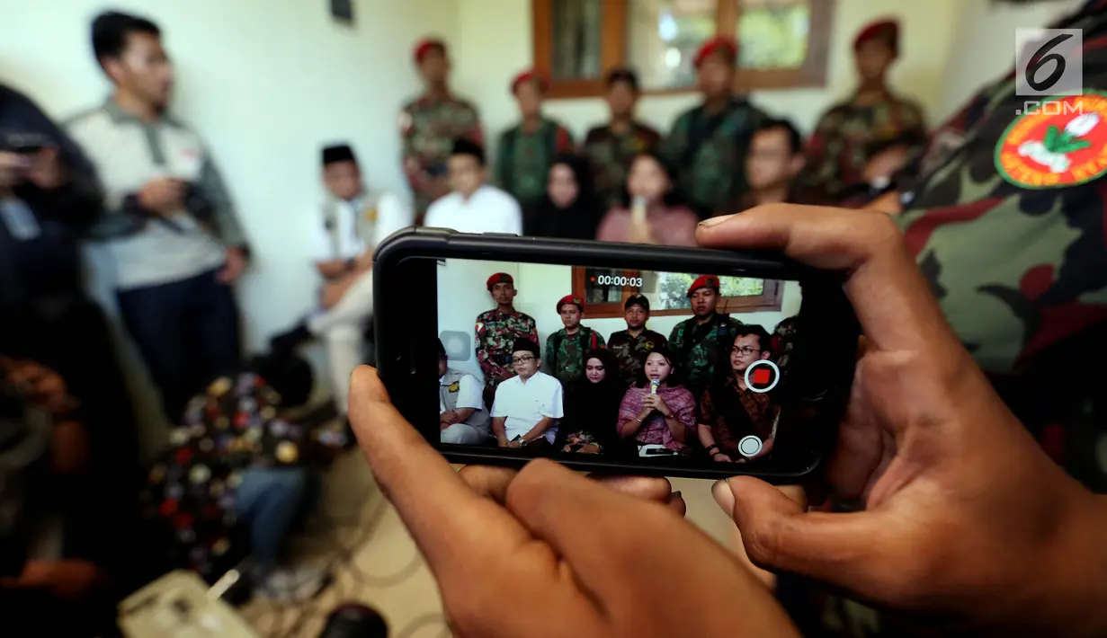Perwakilan Kontras memberi keterangan pers terkait kasus penyiram air keras terhadap Novel Baswedan di Jakarta, Senin (28/8). Dalam keterangannya Rina Emilda menjelaskan terkait update Kesehatan Novel Baswedan. (Liputan6.com/Johan Tallo)