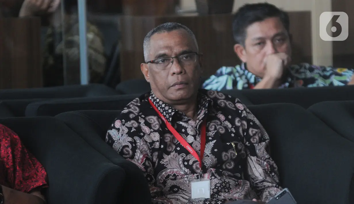 Rektor IAIN Ambon, Hasbullah Toisuta bersiap untuk menjalani pemeriksaan di Gedung KPK, Jakarta, Jumat (15/11/2019). Hasbollah Toisuta diperiksa dalam penyidikan kasus sengketa lahan pembangunan Kampus. (merdeka.com/Dwi Narwoko)