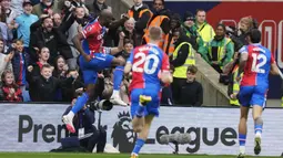 Selebrasi striker Crystal Palace, Jean-Philippe Mateta (kiri) setelah mencetak gol pertama timnya ke gawang Manchester City pada laga pekan ke-32 Premier League 2023/2024 di Selhurst Park stadium, London, Sabtu (6/4/2024). (AP Photo/Frank Augstein)