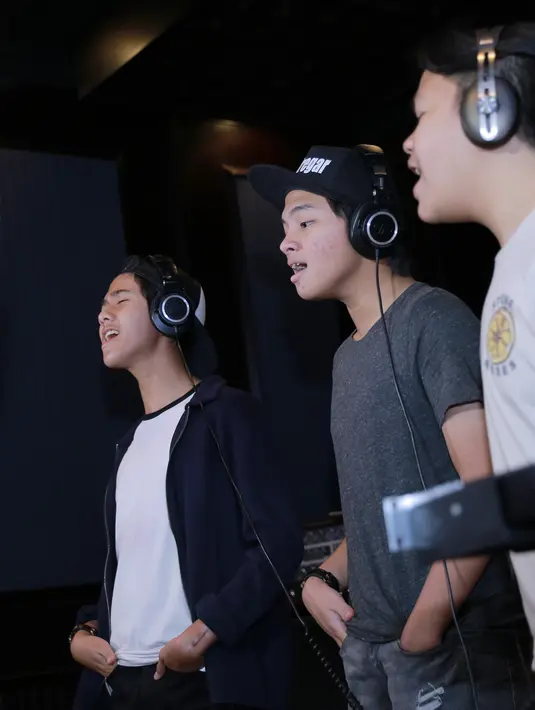 Berkaca dari cerita film Habibie dan Ainun serta beberapa informasi yang mereka dapatkan, CJR menilai sosok BJ Habibie merupakan sosok yang sangat inspiratif bagi generasi muda saat ini. (Adrian Putra/Bintang.com)