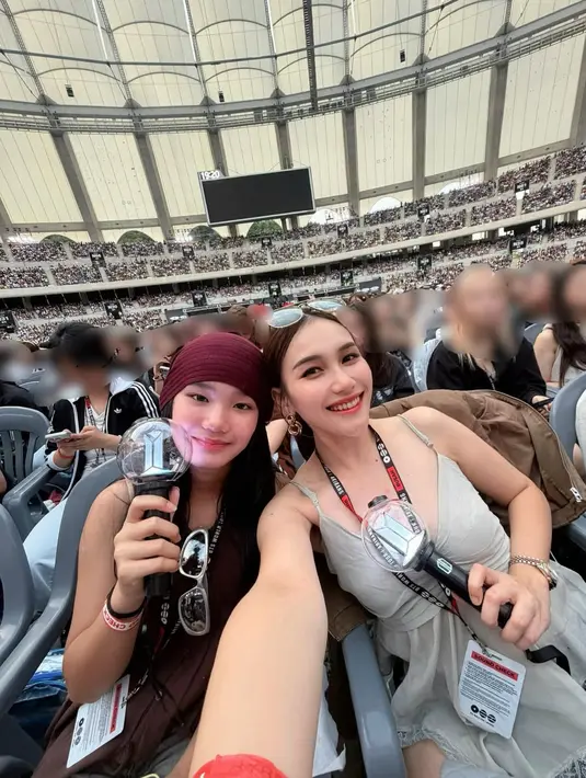 Sebagai army sejati, Ayu Ting-Ting dan Bilqis tak melewatkan konser world tour pertama BTS di Busan [@ayutingting92]
