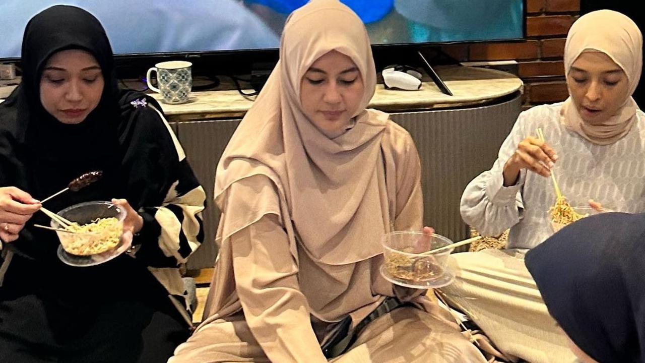 Penampilan Paula Verhoeven yang hadir ke acara kajian bikin salfok. tampak Paula tampil cantik dalam balutan busana hijab.
