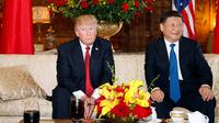 Presiden AS Donald Trump dan Presiden China Xi Jinping sebelum melakukan pertemuan di resor Mar a Lago, Florida, Kamis (6/4). Isu perdagangan dan Korea Utara diperkirakan menjadi isu utama pembahasan kedua pemimpin negara tersebut. (AP Photo/Alex Brandon)