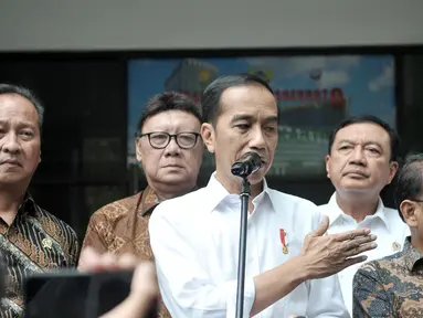 Presiden Joko Widodo memberi keterangan pers usai menjenguk Menko Polhukam Wiranto di RSPAD Gatot Soebroto, Jakarta, Kamis (10/10/2019). Wiranto terluka di perut akibat penyerangan oleh pria yang terpapar paham radikalisme di Pandeglang, Banten. (merdeka.com/Iqbal S. Nugroho)