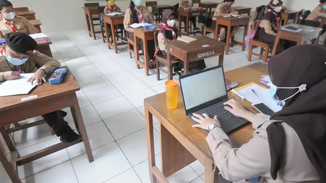 Banner Infografis Jelang Sekolah Tatap Muka Terbatas Tahun Ajaran 2021 / 2022. (merdeka.com/Arie Basuki)