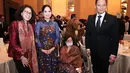 Saat dampingi suami di tugas perdananya sebagai seorang menteri, Annisa Pohan terlihat anggun mengenakan sebuah dress batik.  [@annisayudhoyono]