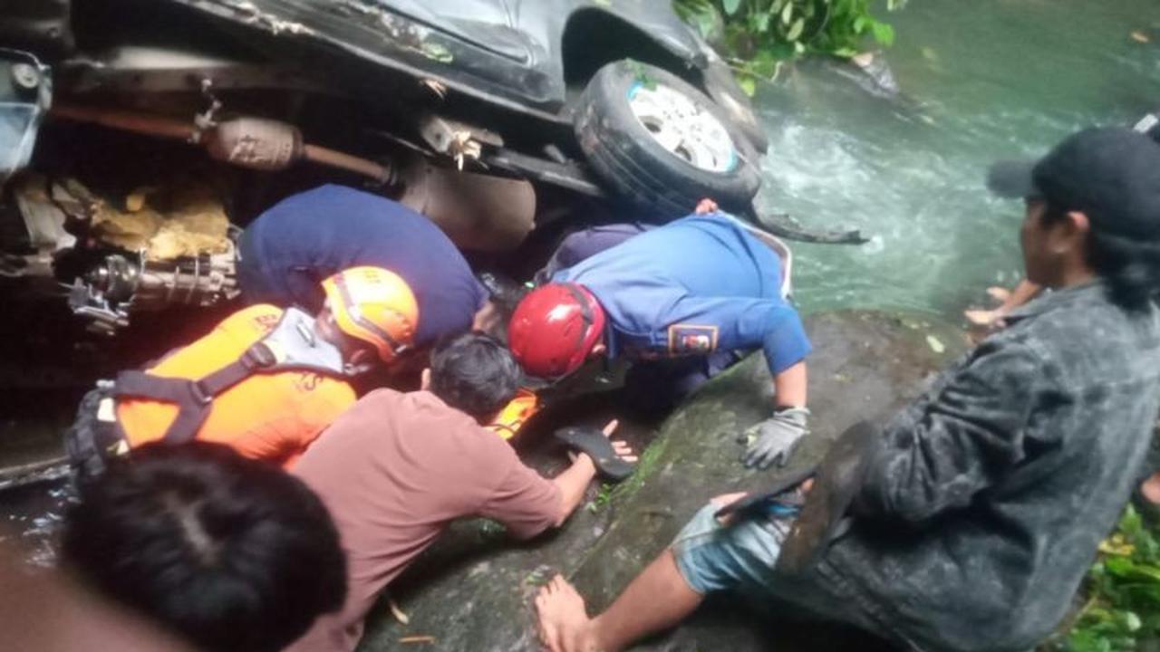 Basarnas Evakuasi Korban Mobil Jatuh Jurang di Minahasa Selatan, Dua Meninggal Dunia