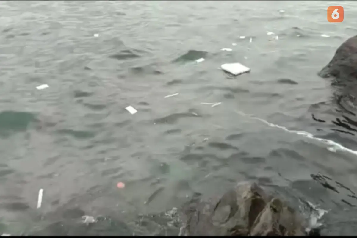 Laut di Kawasan Pelabuhan Ketapang Banyuwangi Tercemar Sampah Kemasan Rapid Test Antigen (Hermawan Arifianto/Liputan6.com)