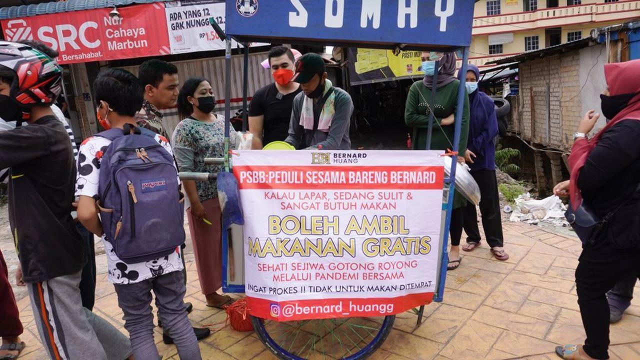 Influencer Bernard Huang Hobi Borong Jualan Pedagang Kecil di Batam