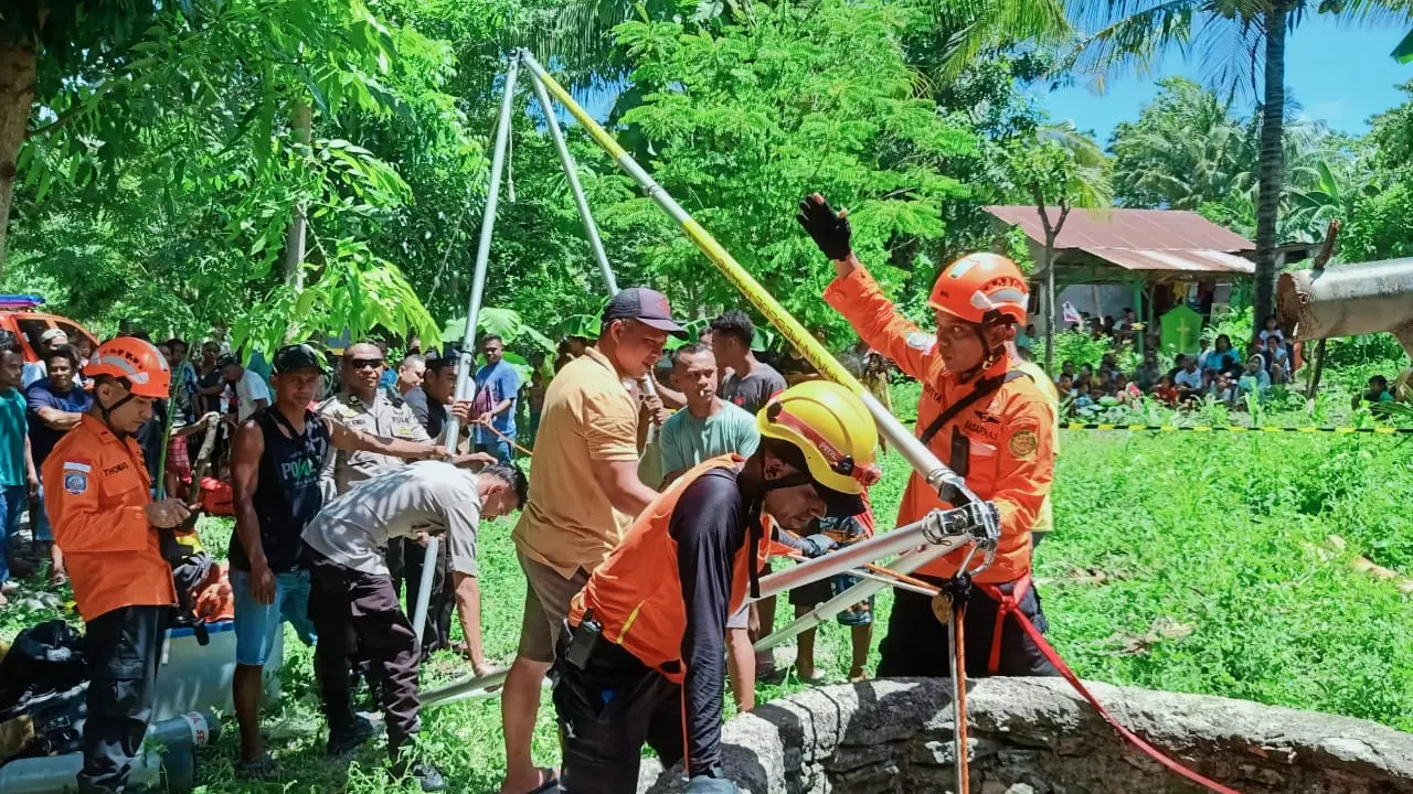 Tim SAR saat melakukan evakuasi pria yang jatuh ke sumur dengan kedalaman 19 meter (Liputan6.com/Ola Keda)