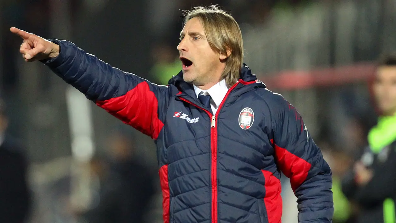 Pelatih Crotone, Davide Nicola, memenuhi janji bersepeda 1.300 km setelah membawa tim bertahan di Serie A.