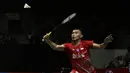 Ganda campuran Indonesia, Rinov Rivaldi/Pitha Haningtyas Mentari, saat menghadapi ganda Chinese Taipei, Lee Jhe-Huei/Hsu Ya Ching, pada laga Indonesia Masters 2020 di Istora Senayan, Jakarta, Selasa (14/1). Rinov Rivaldi/Pitha Haningtyas Mentari kalah 15-21 dan 13-21. (Bola.com/Yoppy Renato)