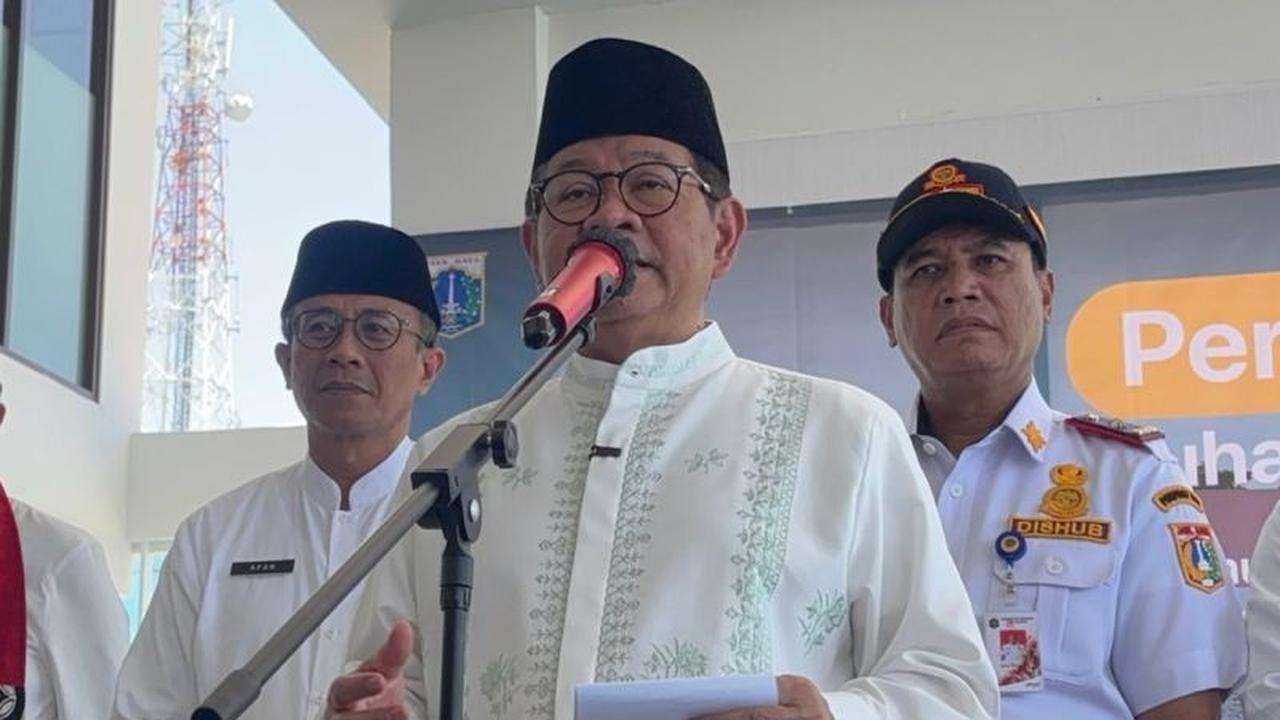 Gubernur Pramono Anung Salurkan 1.108 Kartu Layanan Gratis untuk Warga Pulau Seribu