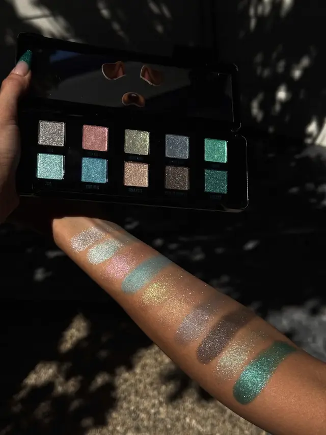 King Kylie Makeup Collection Resmi Dirilis, Hadirkan Nostalgia Makeup Kylie Jenner yang Eksperimental