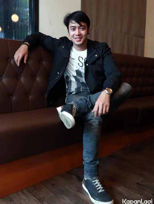 Masih dengan kaos. Kali ini dirinya menambahkan jaket parka yang dipadupadankan dengan jeans dan sneakers.
