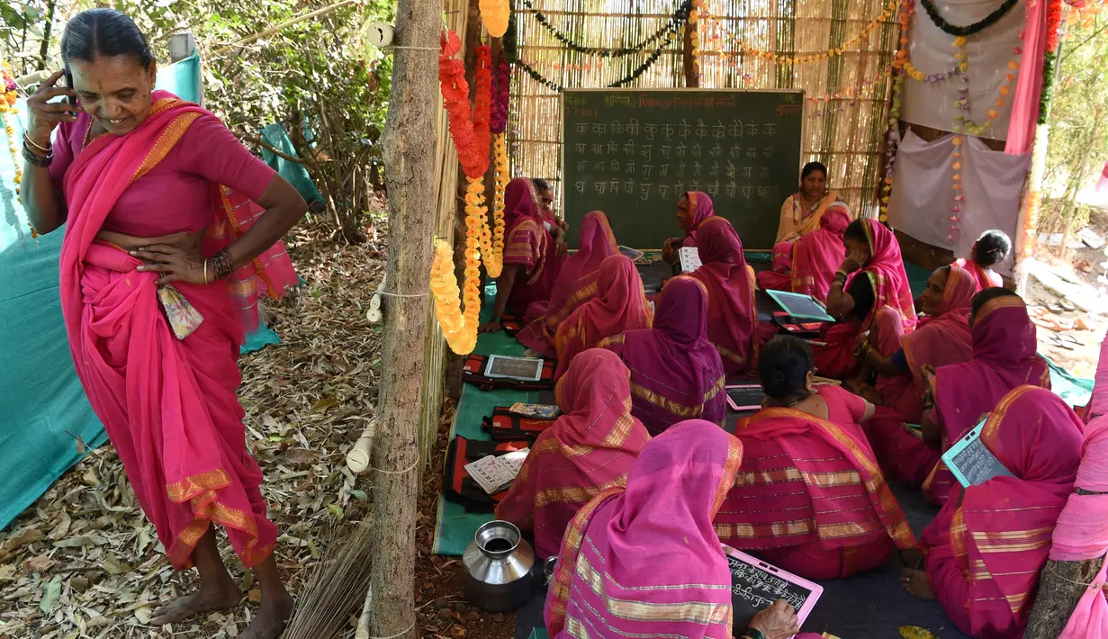 Suasana kegiatan di Sekolah Aajibaichi Shaala, Desa Fangane, India, pada 1 Maret 2017. Para nenek diwajibkan mengenakan seragam berupa syari, pakaian khas India, berwarna pink. (AFP Photo / Indranil Mukherjee)