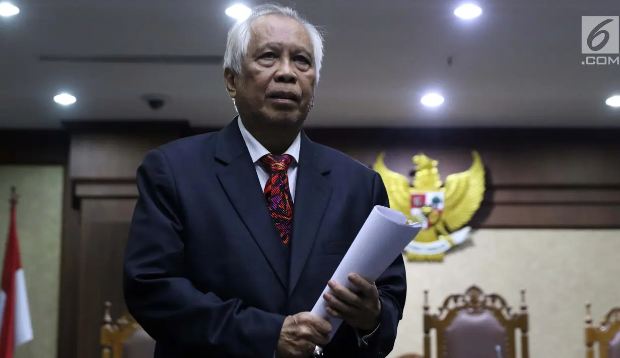 Terpidana kasus suap hakim dan panitera PTUN Medan, OC Kaligis usai sidang pengajuan permohonan PK ke-2 di PN Jakarta Pusat, Rabu (10/4). Sebelumnya, MA mengabulkan PK OC Kaligis dan mengurangi masa penahanan OC Kaligis sebanyak tiga tahun. (Liputan6.com/Helmi Fithriansyah)