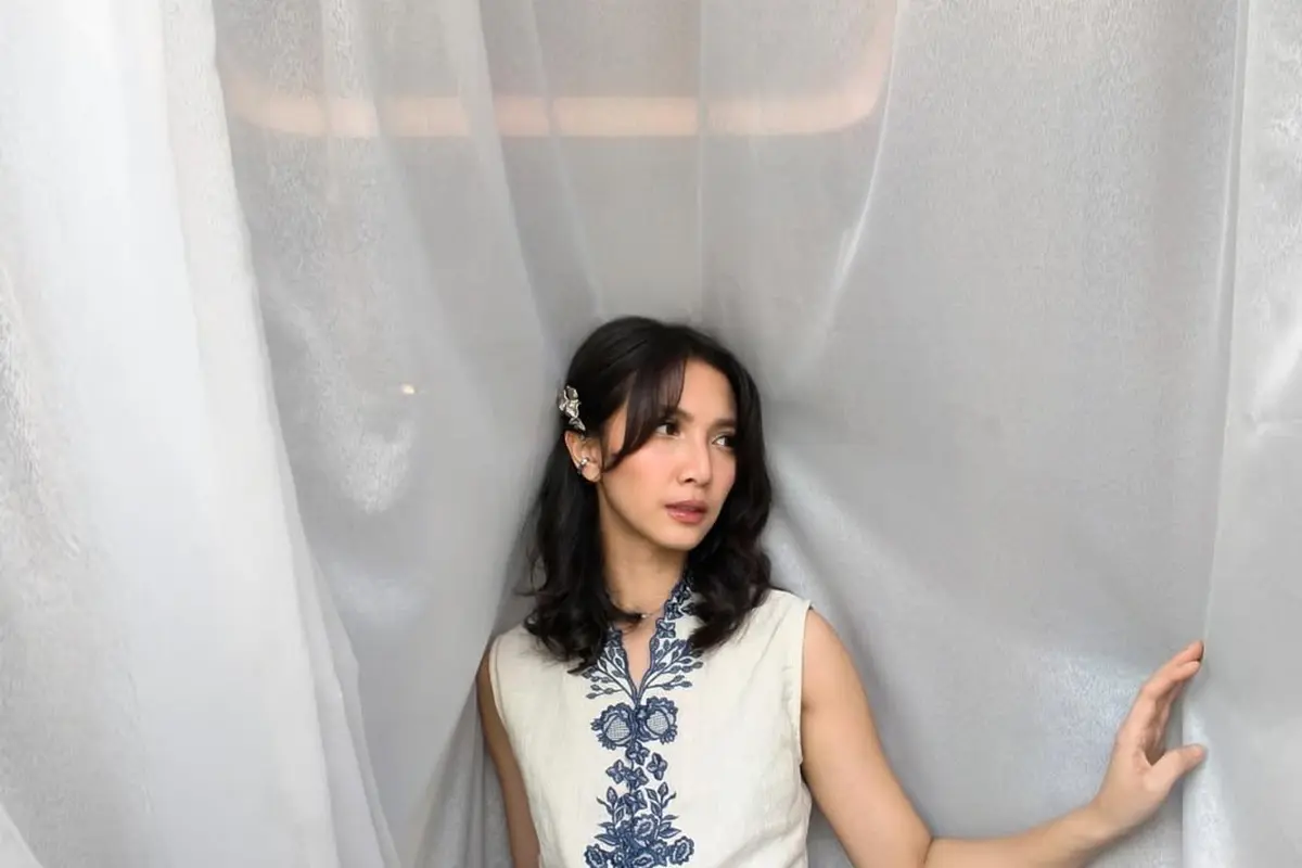Sheila Dara Tampil Anggun Rayakan Hari Batik dengan Kebaya Modern dan Kain Biru