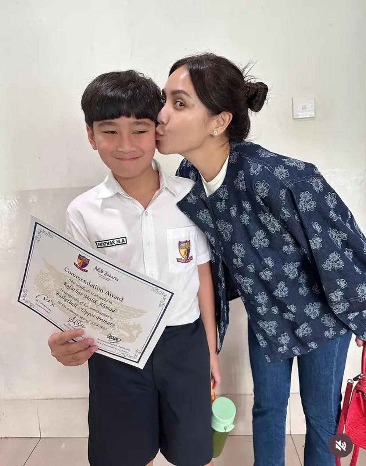 Nagita Slavina Tampil Tanpa Makeup saat Hadir di Sekolah Rafathar Sambil Kenakan Outer Rp400 ribuan