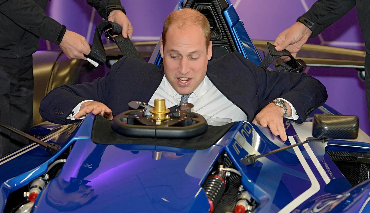 Ekspresi Pangeran William saat ingin keluar dari mobil balap BAC Mono selama kunjungannya ke Graphene Institute National University of Manchester di Manchester, Inggris (14/10). (REUTERS/Phil Noble)