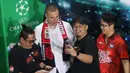 Mantan bintang Manchester United, Nemanja Vidic, foto bersama fans saat hadir dalam acara bertajuk Meet The UEFA Champion League Trophy and Legends di MGP Space SCBD, Jakarta, Sabtu (27/4/2024). (Bola.com/M iqbal Ichsan)