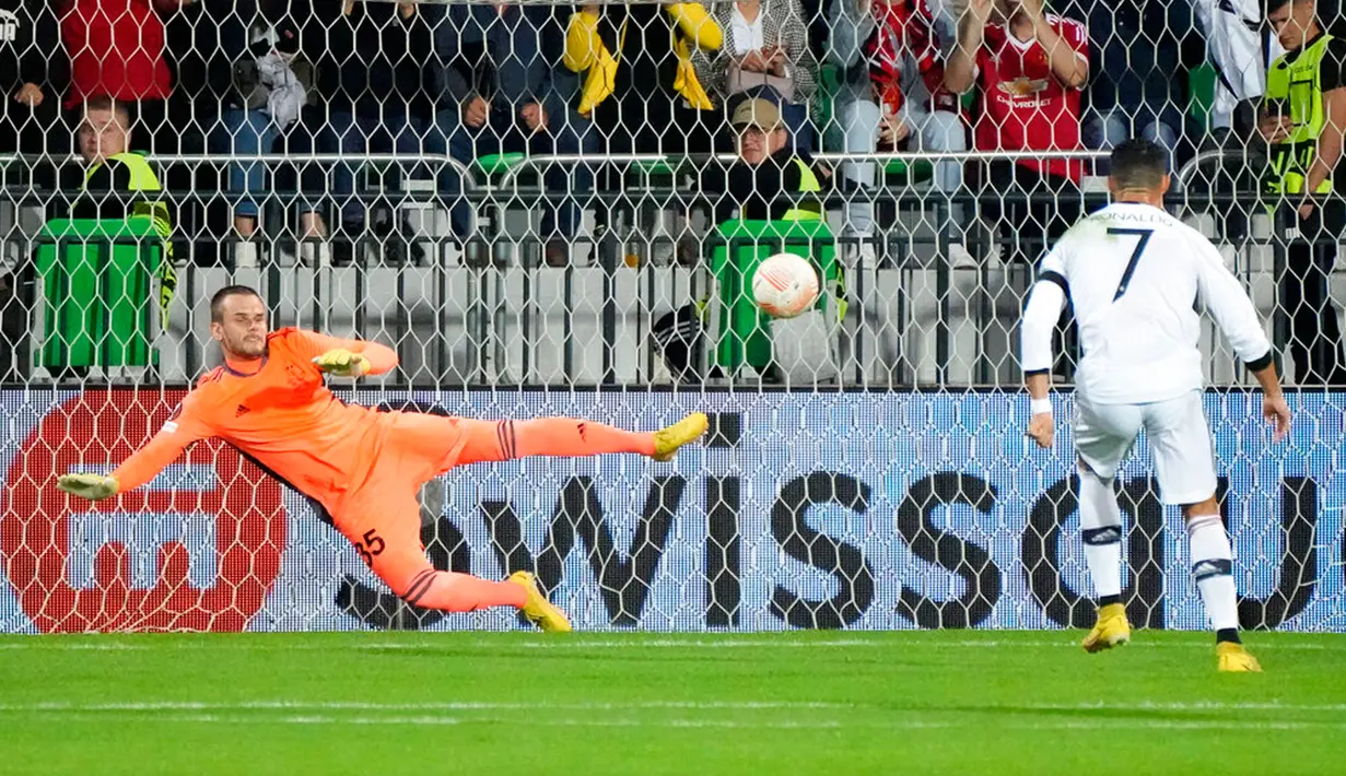 Pemain Manchester United Cristiano Ronaldo mencetak gol ke gawang Sheriff Tiraspol pada pertandingan sepak bola Grup E Liga Europa di Stadion Zimbru, Chisinau, Moldova, 15 September 2022. Manchester United menang 2-0. (AP Photo/Sergei Grits)