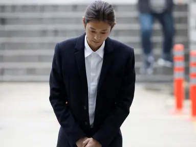 Penyanyi K-pop, Jung Joon Young tiba untuk mengikuti persidangan di kantor pengadilan Seoul, Kamis, (21/3). Jung Joon Young terancam hukuman 7 tahun 6 bulan penjara karena terlibat kasus perekaman dan penyebaran video secara ilegal. (REUTERS/Kim Hong-Ji)