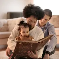 Kecerdasan linguistik melibatkan kemampuan dalam berbahasa, seperti membaca, menulis, berbicara, dan memahami struktur bahasa (foto: Pexel/Andrea Piacquadio)