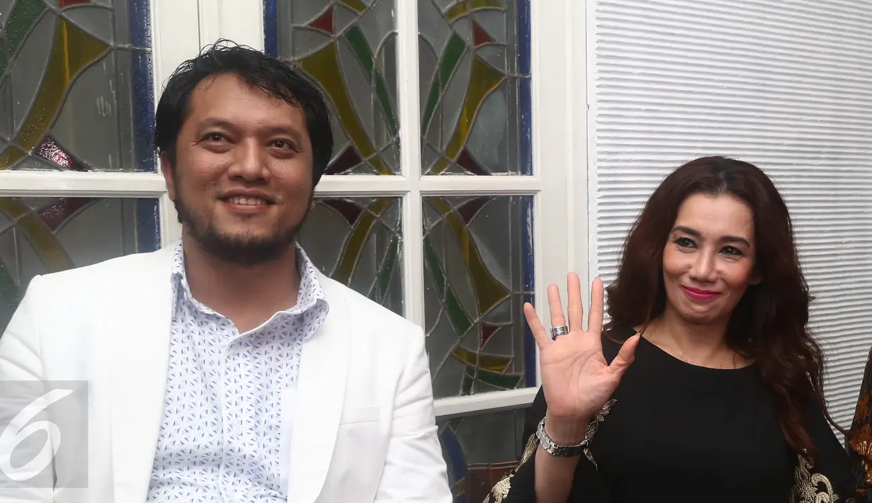 Reza Artamevia (kanan) bersama penasehat hukumnya saat menggelar jumpa pers di kawasan Kebayoran Baru, Jakarta, Jumat (2/9). Reza mengaku dirinya sekarang dalam keadaan sehat. (Liputan6.com/Herman Zakharia)