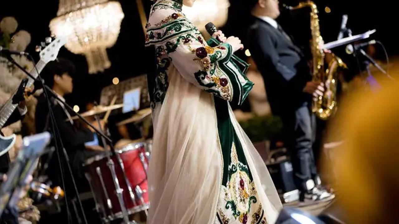Gaya Kondangan Melly Goeslaw, Tampil Beda dengan Gaun Bertabur Permata