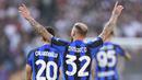 Selebrasi pemain Inter Milan, Federico Dimarco, setelah mencetak gol pertama bagi timnya ke gawang AS Roma dalam pertandingan lanjutan pekan ke-34 Serie A Liga Italia 2022/2023 yang berlangsung di stadion Olimpico, Sabtu (6/5/2023) malam WIB. (AP Photo/Andrew Medichini)