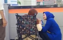 Sudah Cantik Adabnya Luar Biasa Pula, Sosok Teller Bank Layani Lansia Penuh Sopan Hingga Jongkok ini Jadi Sorotan