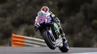 Pebalap Movistar Yamaha, Jorge Lorenzo, meraih posisi kedua pada sesi kualifikasi MotoGP Jerez di Sirkuit Jerez, Spanyol, Sabtu (23/4/2016). (EPA/Jose Manuel Vidal)