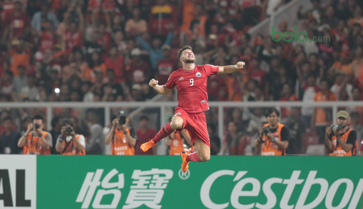 Marko Simic melompat saat merayakan gol ketiganya ke gawang Tampines Rovers pada laga Piala AFC 2018 di Stadion Utama GBK, Senayan, Jakarta (28/2/2018). Simic mencetak tiga gol untuk Persija. (Bola.com/Nick Hanoatubun)