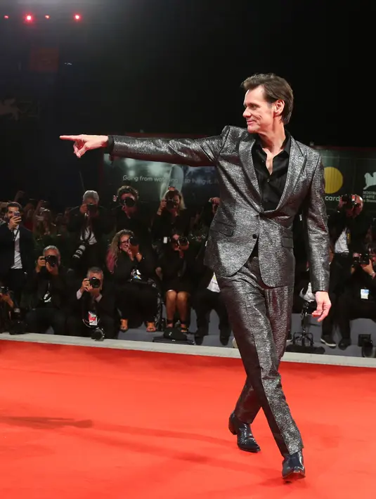 Gaya Jim Carrey saat menghadiri pemutaran film 'Jim and Andy: The Great Beyond' selama Festival Film Venice ke-74 di Venesia, Italia, (5/9). Komedian 55 tahun ini terihat usil di acara tersebut. (AFP Photo/Domenico Stinellis)