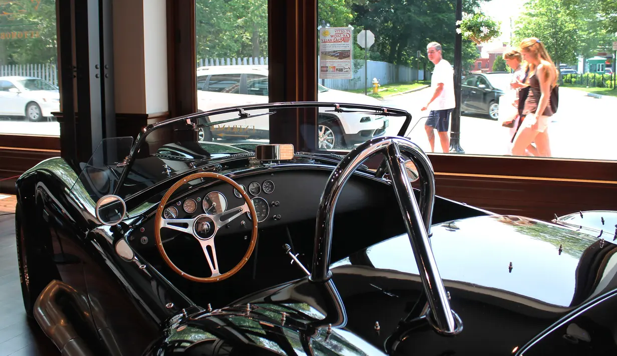 Tampilan interior mobil klasik Shelby 427 AC Cobra 1966 yang dipajang di Audrain Automobile Museum di Newport (13/6). (AP Photo / Michelle R. Smith)