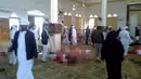 Warga mengevakuasi jenazah yang tewas akibat serangan di Masjid Rwada, El-Arish, Sinai, Mesir, (24/11). Sekitar 235 orang tewas dan 100 lainnya luka-luka usai kelompok bersenjata menyerang masjid usai menunaikan Salat Jumat. (AFP Photo/Stringer)